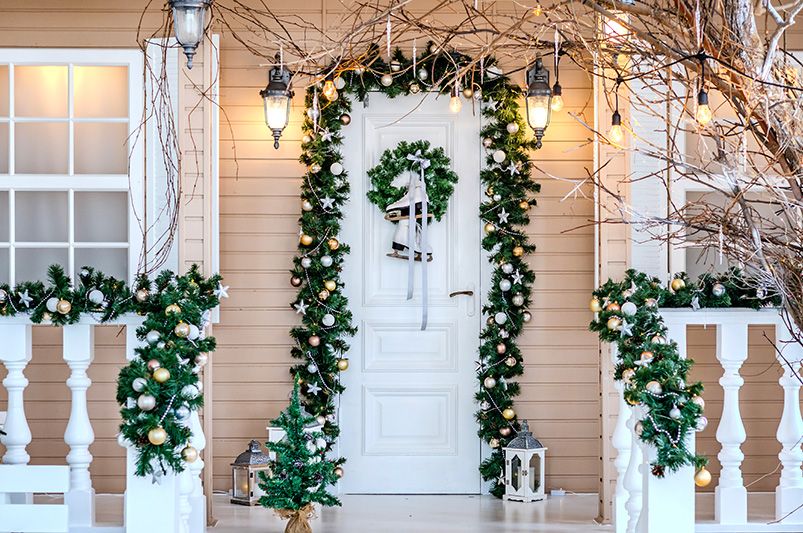 Winter Curb Appeal: Outdoor Lighting & Natural Holiday Decor Ideas