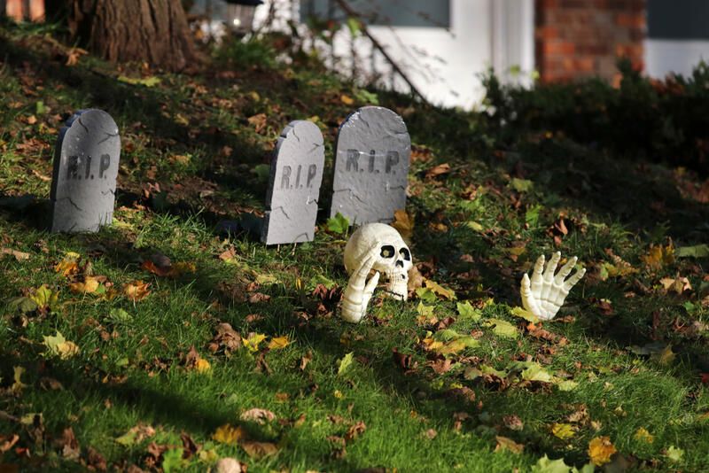 Hair-raising Outdoor Halloween Decor Ideas - Shrubhub