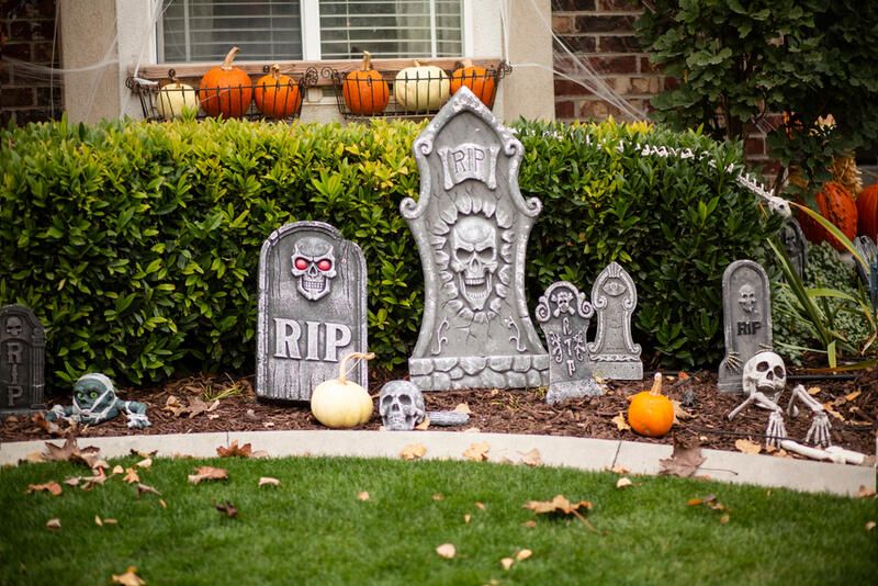 Hair-raising Outdoor Halloween Decor Ideas - Shrubhub