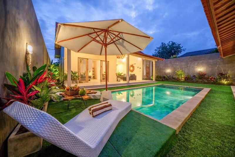 9 Tried and Tested Above Ground Pool Landscaping Ideas to Create a Space that Everyone Can Enjoy - Shrubhub